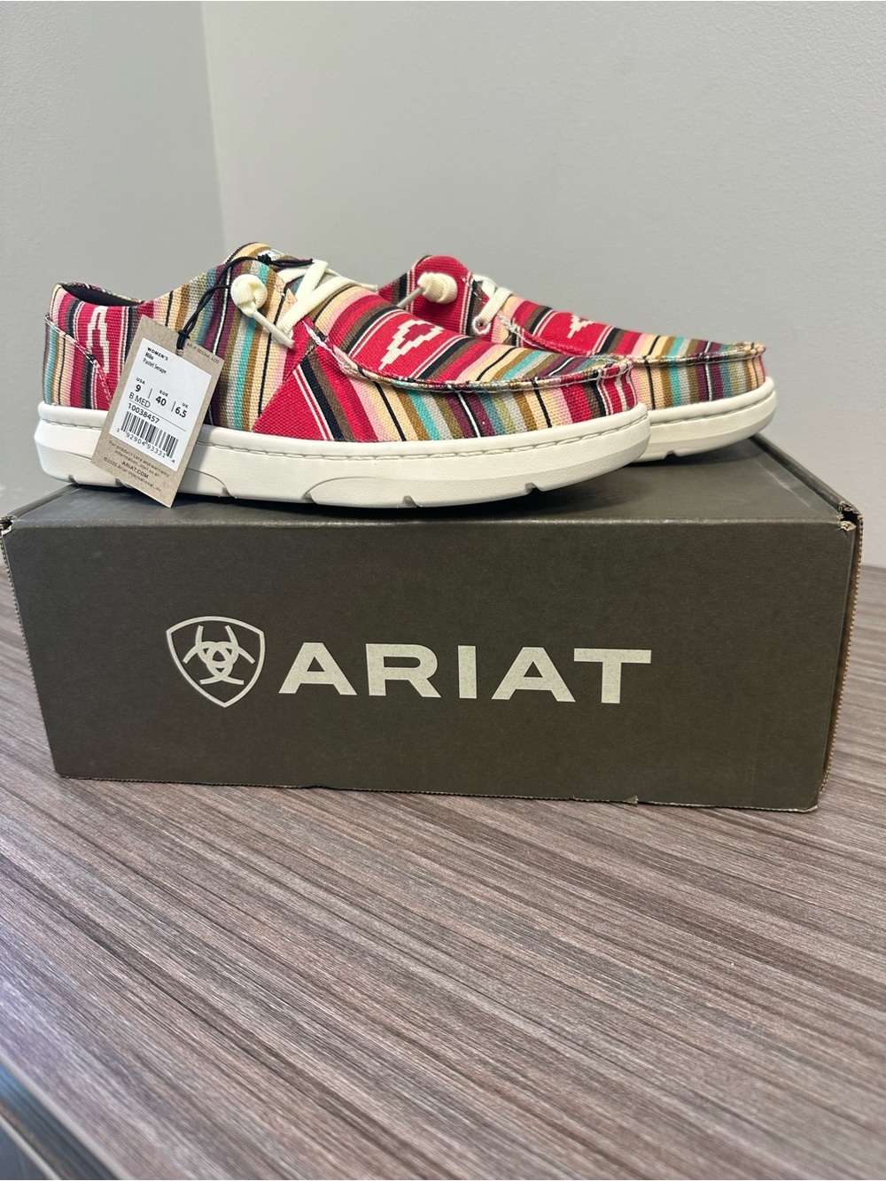 NWT - Ladies Ariat Pastel Serape Hilo’s Sz 9